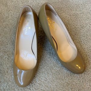 Kate Spade Karolina Classic Pump Heel, Camel Patent, Size 7